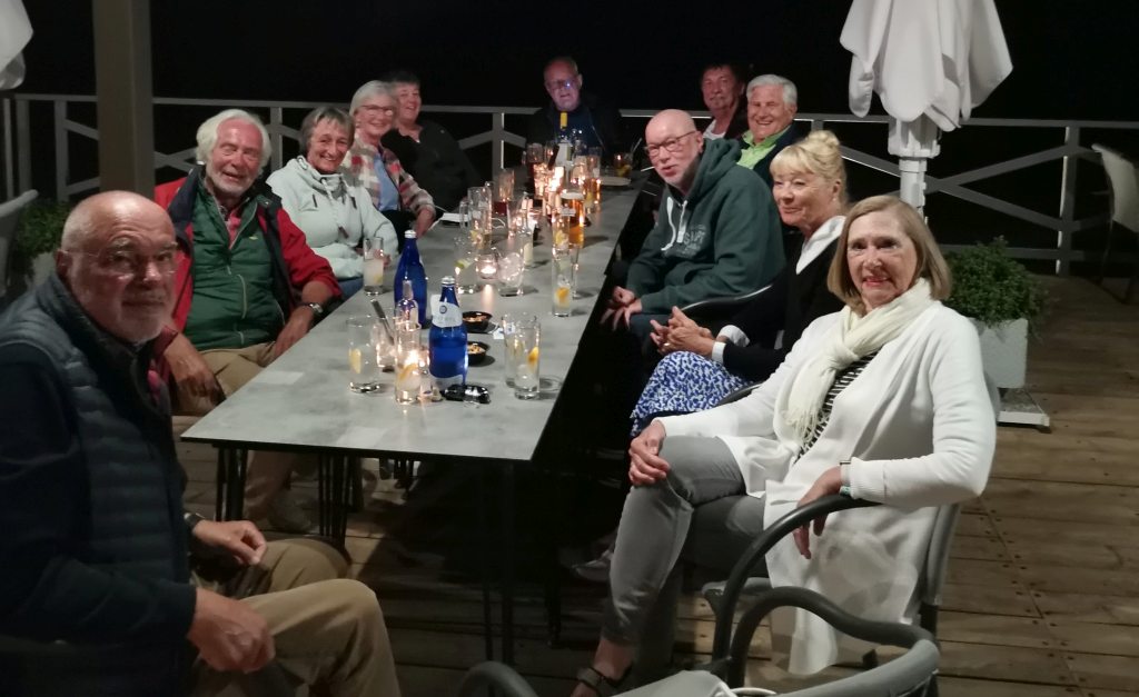 Abendlicher Treffpunkt an der Beachbar